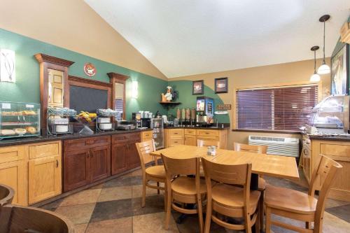 AmericInn by Wyndham Sheboygan - main image