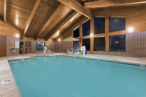 AmericInn by Wyndham Sheboygan - image 4
