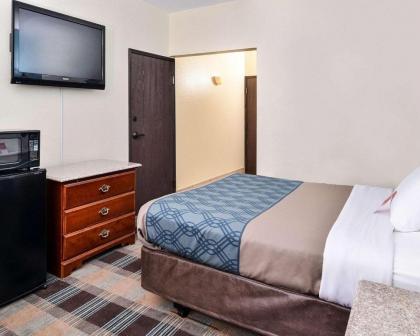 Econo Lodge Inn & Suites Shelbyville - image 10