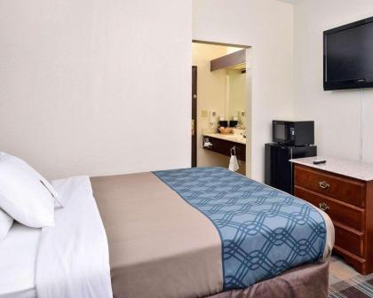 Econo Lodge Inn & Suites Shelbyville - image 14