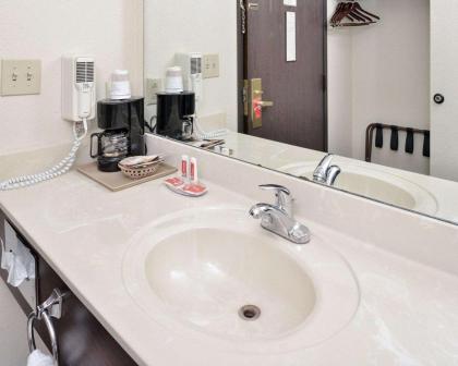 Econo Lodge Inn & Suites Shelbyville - image 3
