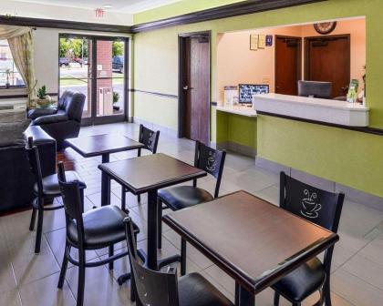 Econo Lodge Inn & Suites Shelbyville - image 5
