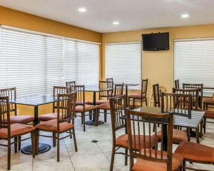 Quality Inn & Suites Shelbyville I-74 - image 10