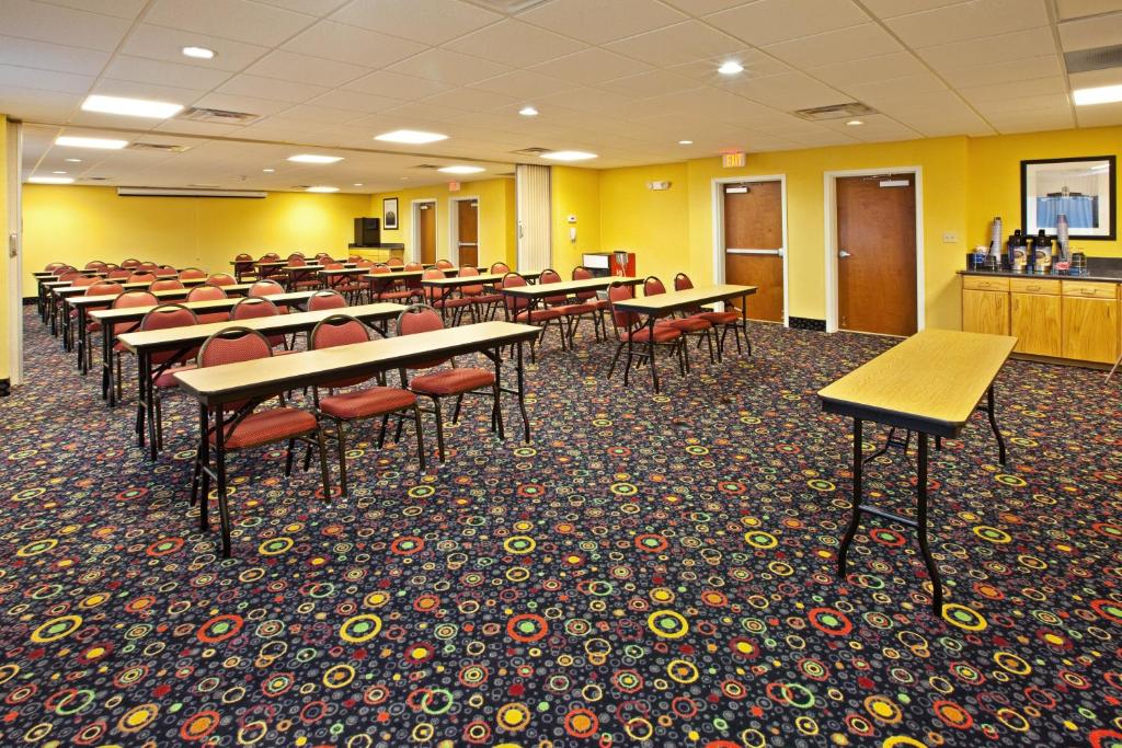 Holiday Inn Express Hotel & Suites Louisville South-Hillview an IHG Hotel - image 6