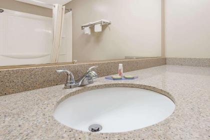 Super 8 by Wyndham Shepherdsville - image 9
