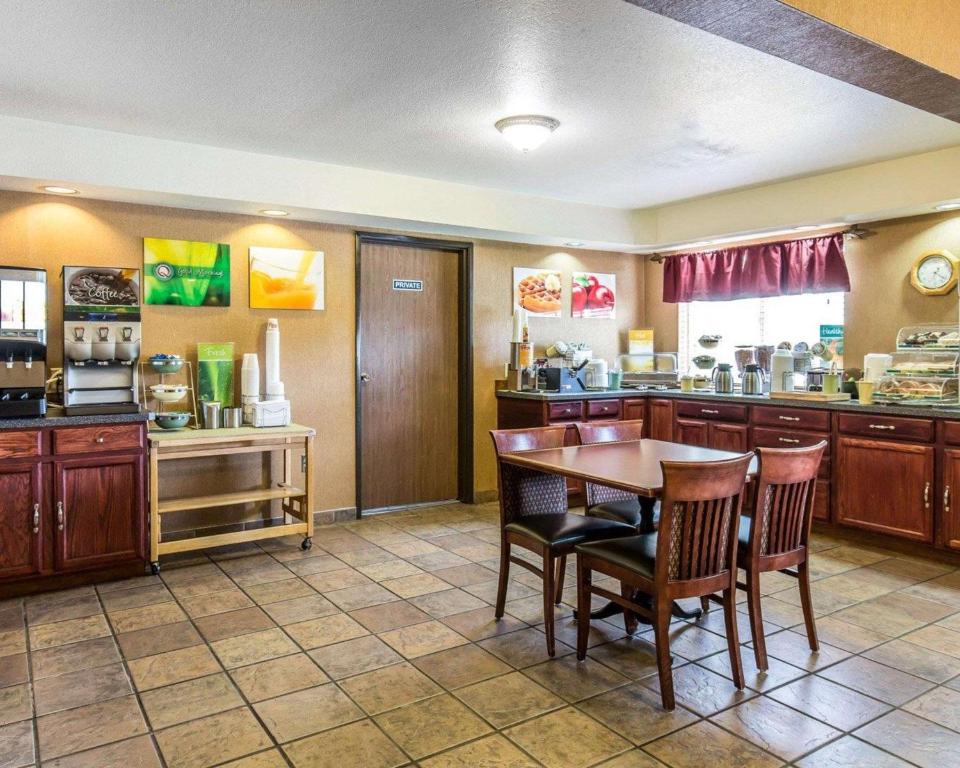 Quality Inn Sheridan - image 7
