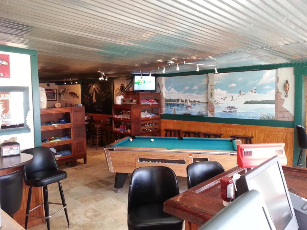 Lowes Wharf Marina Inn - image 4