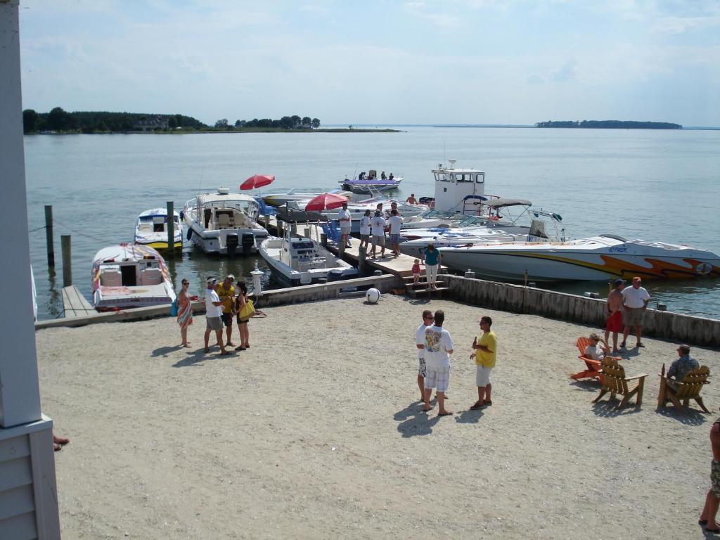 Lowes Wharf Marina Inn - image 5
