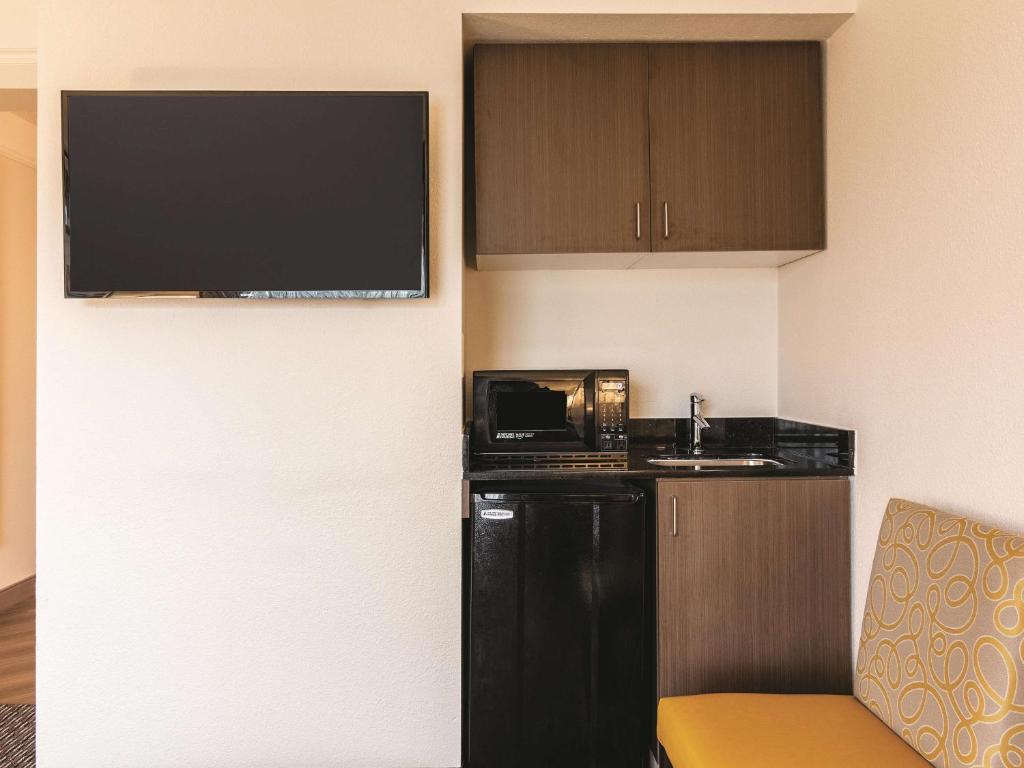 La Quinta by Wyndham Shreveport Airport - image 2