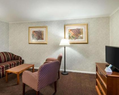 Econo Lodge Inn & Suites - image 5