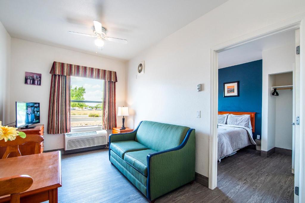 The Vistas Modern Sierra Vista 1bd QN bed & pull out couch sleeps 4 - main image