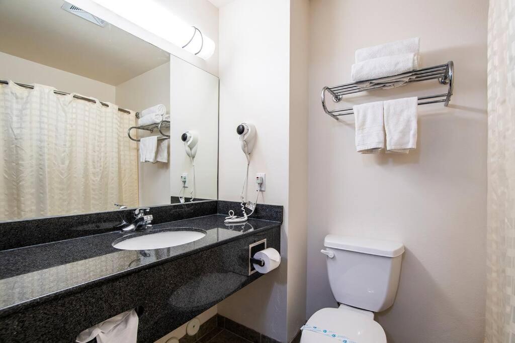 The Vistas Modern Sierra Vista 1bd QN bed & pull out couch sleeps 4 - image 7