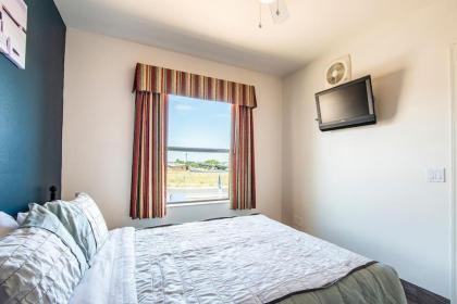 The Vistas Modern Sierra Vista 1bd QN bed & pull out couch sleeps 4 - image 8