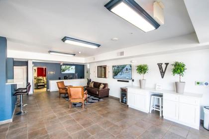 The Vistas Modern Sierra Vista 1bd QN bed & pull out couch sleeps 4 - image 9
