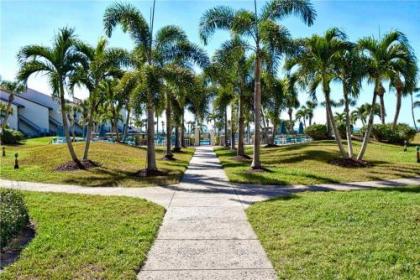 Siesta Dunes Beach 201 Completely Renovated 2 Bedrooms Sleeps 6 Spa Large Heated Pool WiFi