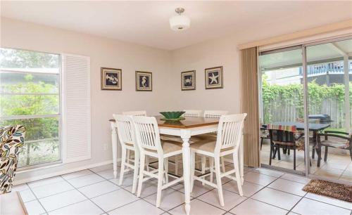 Crescent Street 1138 A pet-friendly 2 bedrooms Pool Walk to the beach - main image