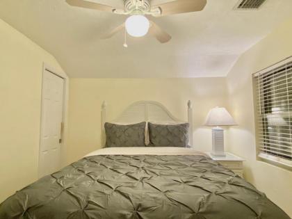 Siesta Beach Cottage Sleeps 6 Walk to Beach Stores & Restaurants - image 6
