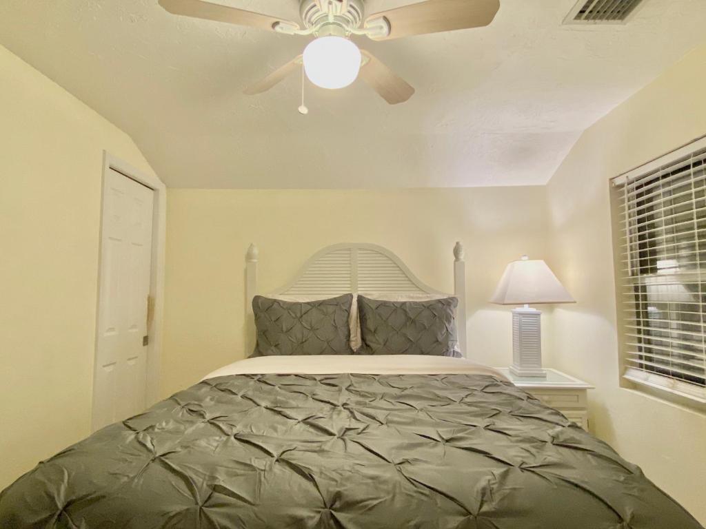 Siesta Beach Cottage Sleeps 6 Walk to Beach Stores & Restaurants - image 6