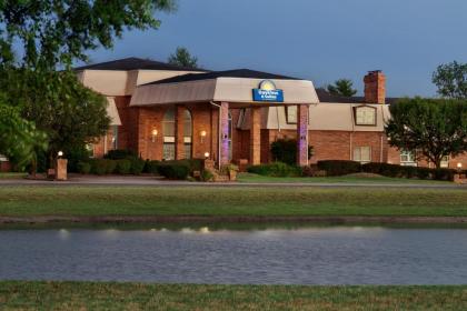 Days Inn and Suites by Wyndham Sikeston - image 2