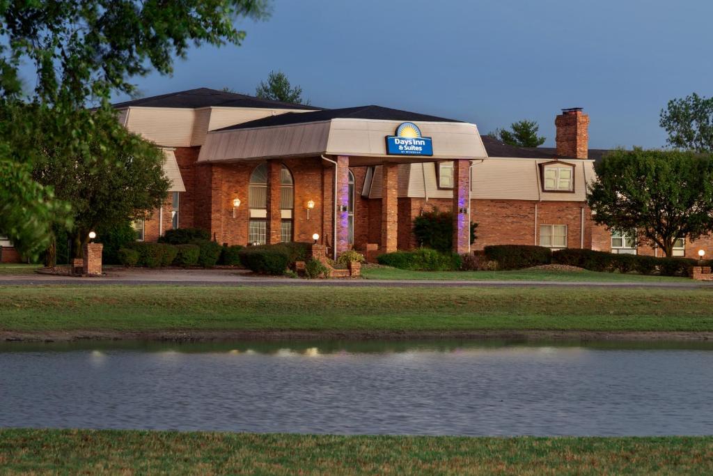 Days Inn and Suites by Wyndham Sikeston - image 2