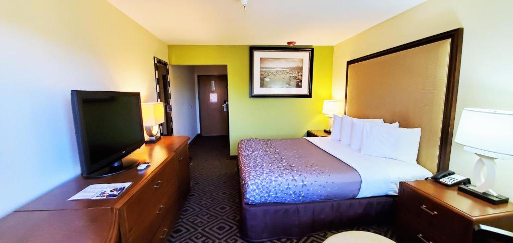 Travel Inn and Suites - main image