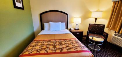 Travel Inn and Suites - image 13