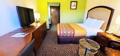 Travel Inn and Suites - image 14