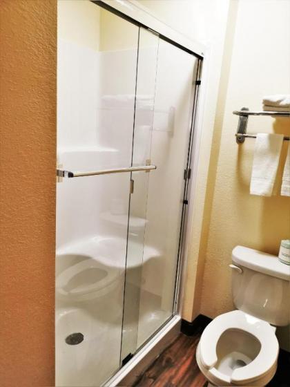 Travel Inn and Suites - image 6