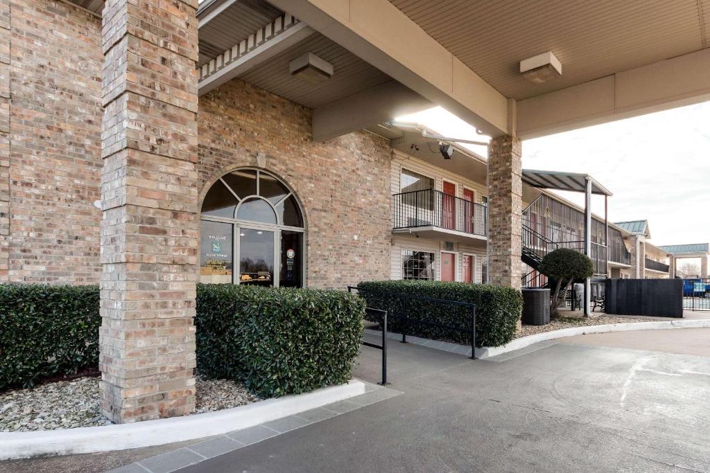 Quality Inn Siloam Springs West - main image