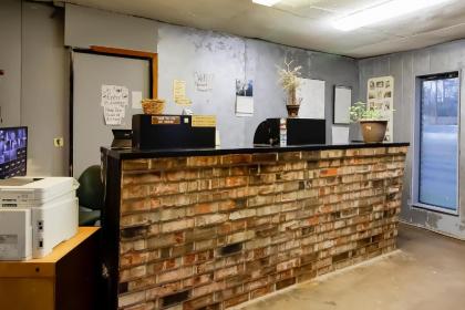 OYO Pinewood Inn & Suites Silsbee - image 10