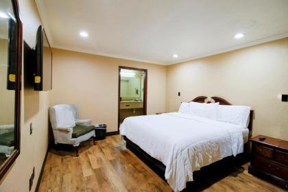 OYO Pinewood Inn & Suites Silsbee - image 13