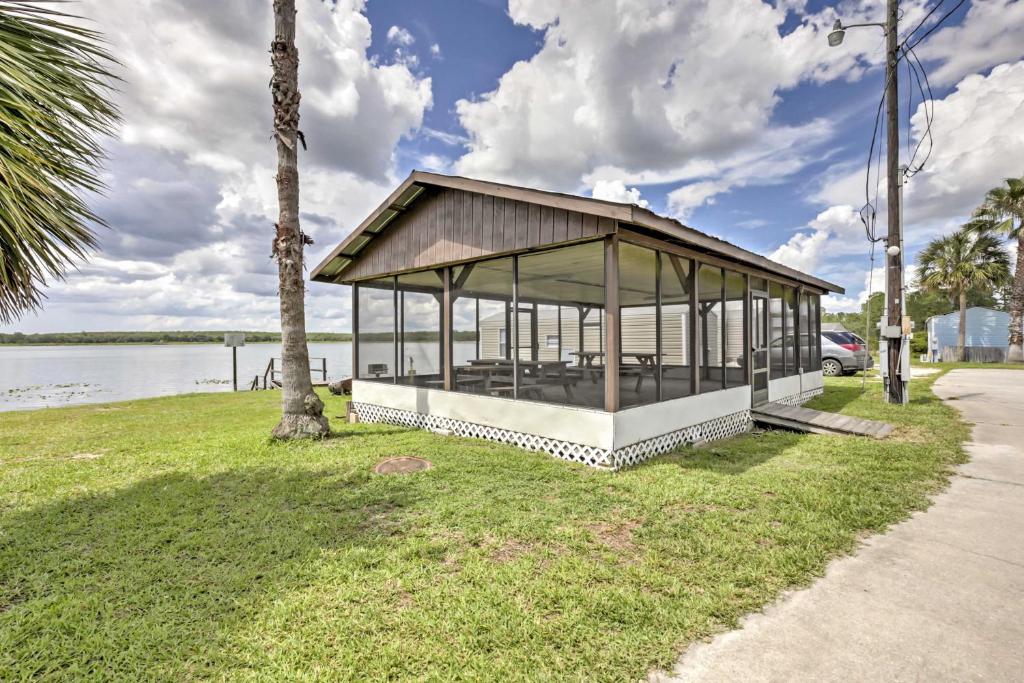 Quaint Silver Springs Cabin with Direct Lake Access! - main image