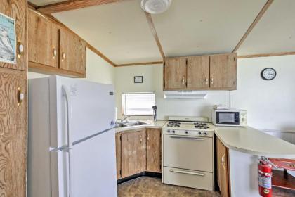 Quaint Silver Springs Cabin with Direct Lake Access! - image 6