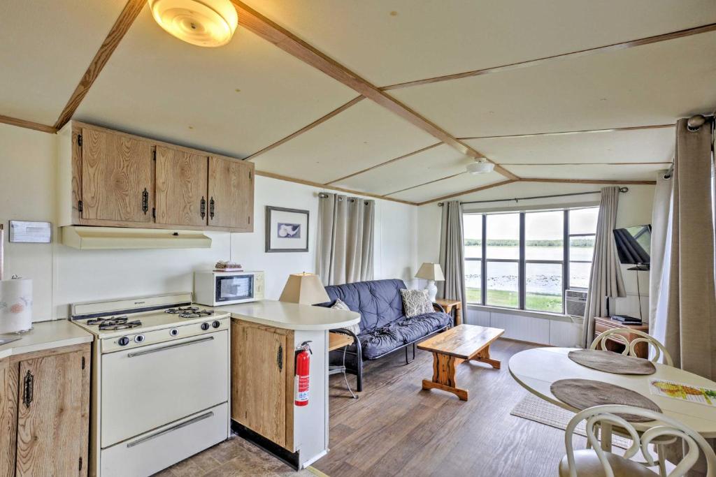 Charming Lakefront Cabin in Ocala National Forest! - image 2