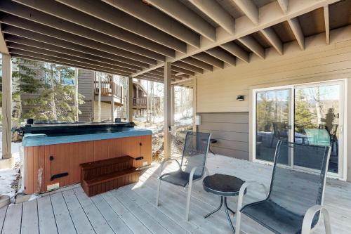 Breezy’s Mountain View Hideaway - image 4