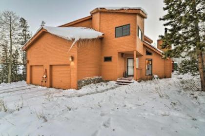 Classic Cabin with Hot Tub and Loft 10 Mi to Keystone