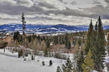 Condo with Community Hot Tub - 11 Mi to Keystone!