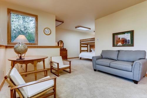1811 Falcon Drive by Book by Owner - image 4