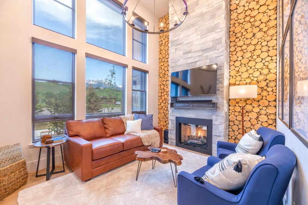 Stunning Mountain Views - 2BR Townhouse - Fireplace! - main image