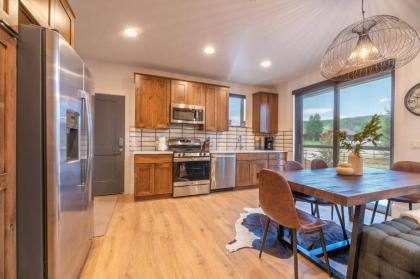 Stunning Mountain Views - 2BR Townhouse - Fireplace! - image 12