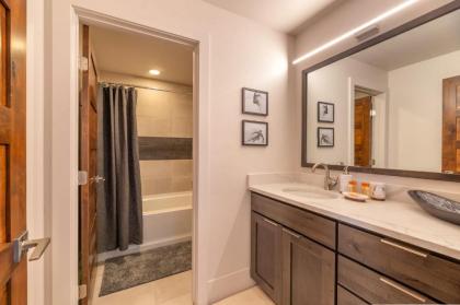 Stunning Mountain Views - 2BR Townhouse - Fireplace! - image 13
