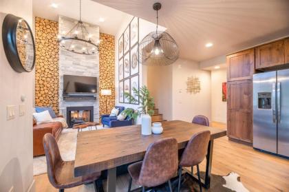 Stunning Mountain Views - 2BR Townhouse - Fireplace! - image 3