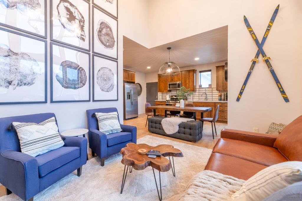 Stunning Mountain Views - 2BR Townhouse - Fireplace! - image 5