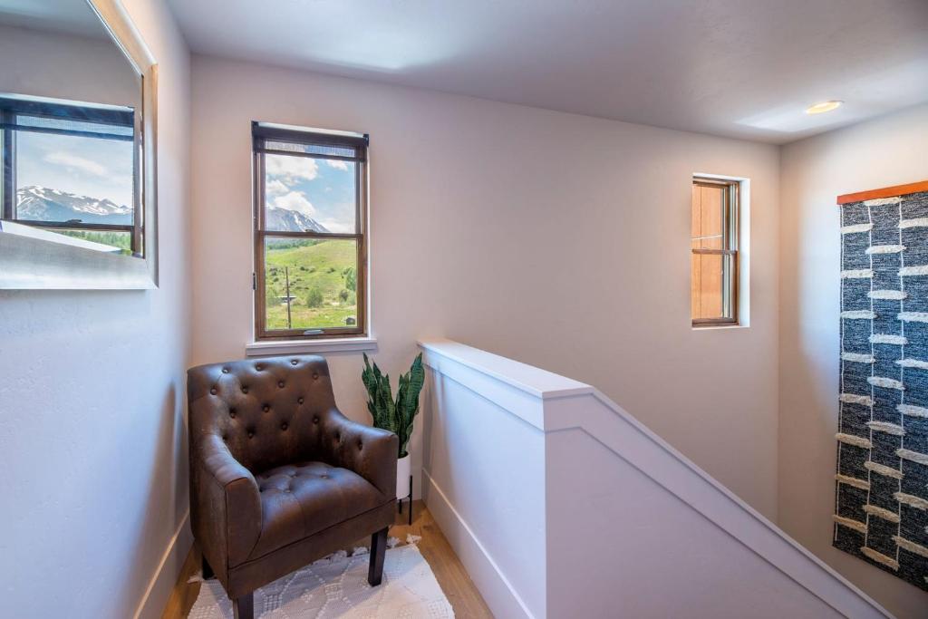 Stunning Mountain Views - 2BR Townhouse - Fireplace! - image 7