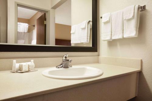 Baymont by Wyndham Sioux Falls - image 5