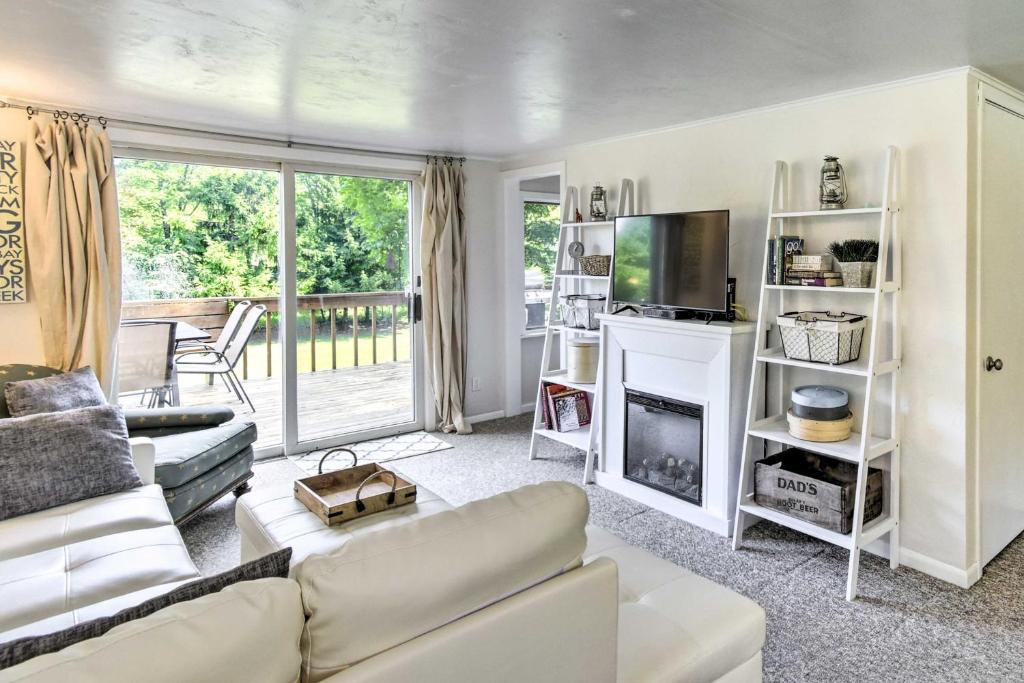 Updated Home with Deck 2 Mi to Sister Bay Beach - image 5