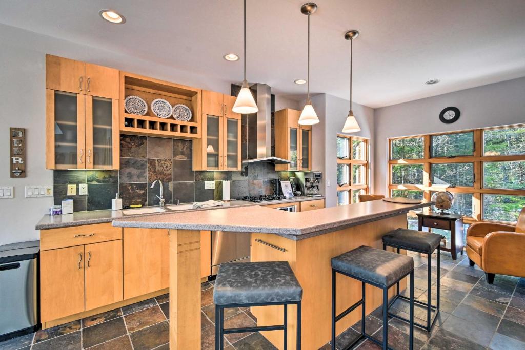 Stunning Sister Bay Home 4 Miles to Lake and Beach! - image 3