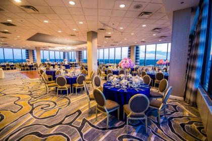 DoubleTree by Hilton Hotel and Conference Center Chicago North Shore - image 9