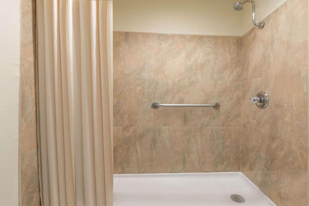 Knights Inn - Slaton - image 3