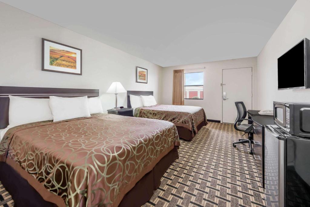 Knights Inn - Slaton - image 5